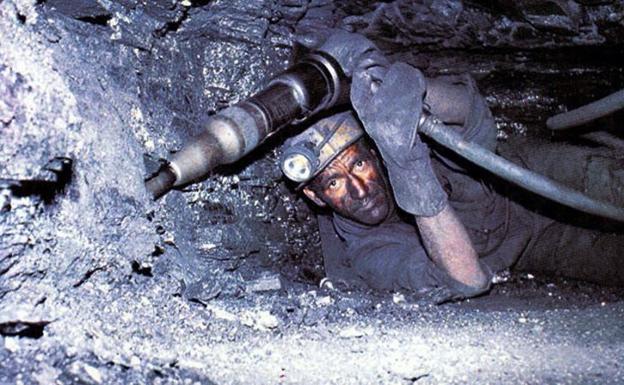 Imagen de un minero en una explotación de interior.