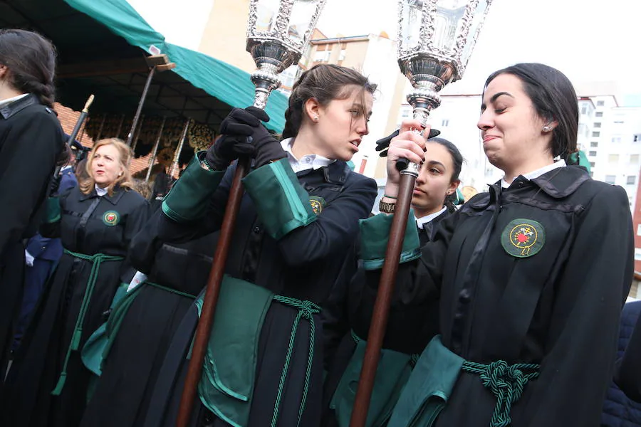 Fotos: Las previsiones de lluvia suspenden la procesión de María al Pie de la Cruz