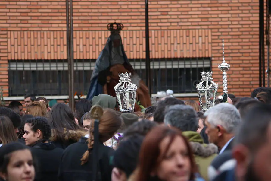 Fotos: Las previsiones de lluvia suspenden la procesión de María al Pie de la Cruz