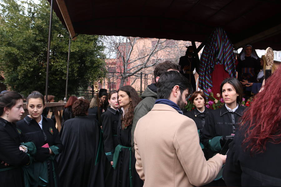 Fotos: Las previsiones de lluvia suspenden la procesión de María al Pie de la Cruz