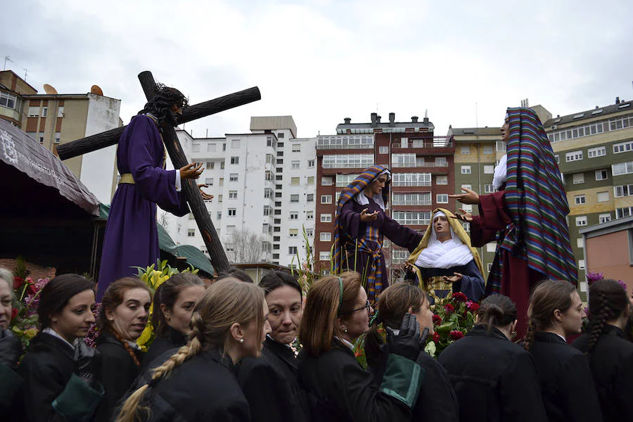 Fotos: Las previsiones de lluvia suspenden la procesión de María al Pie de la Cruz