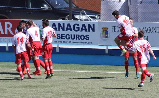 Los jugadores de Castilla y León celebran el gol.