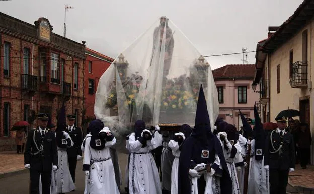La lluvia obliga a acortar el recorrido de la procesión del Ecce Homo de Santa Marina del Rey