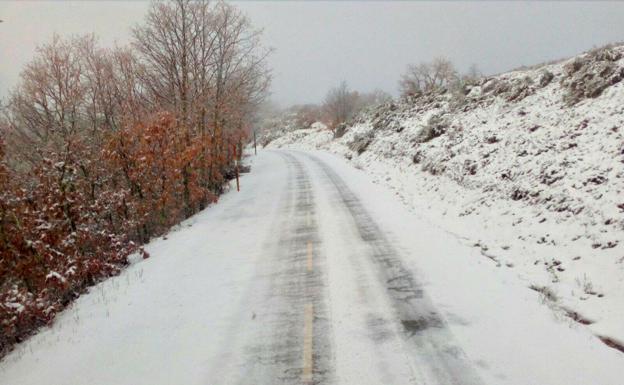 La nieve corta la carretera de Encinedo y obliga el uso de cadenas en ocho carreteras de montaña