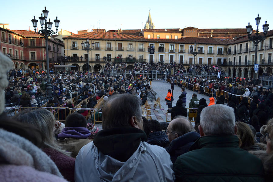 Fotos: La Procesión de los Pasos recorre León