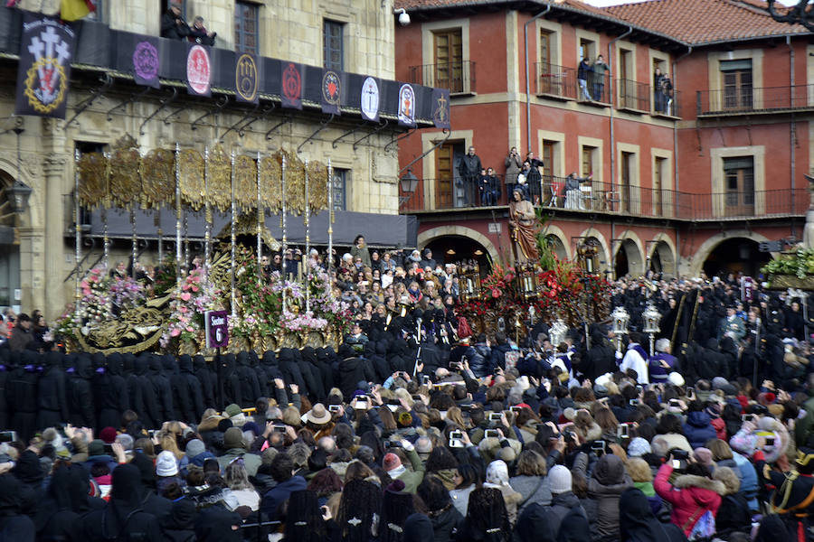 Fotos: La Procesión de los Pasos recorre León