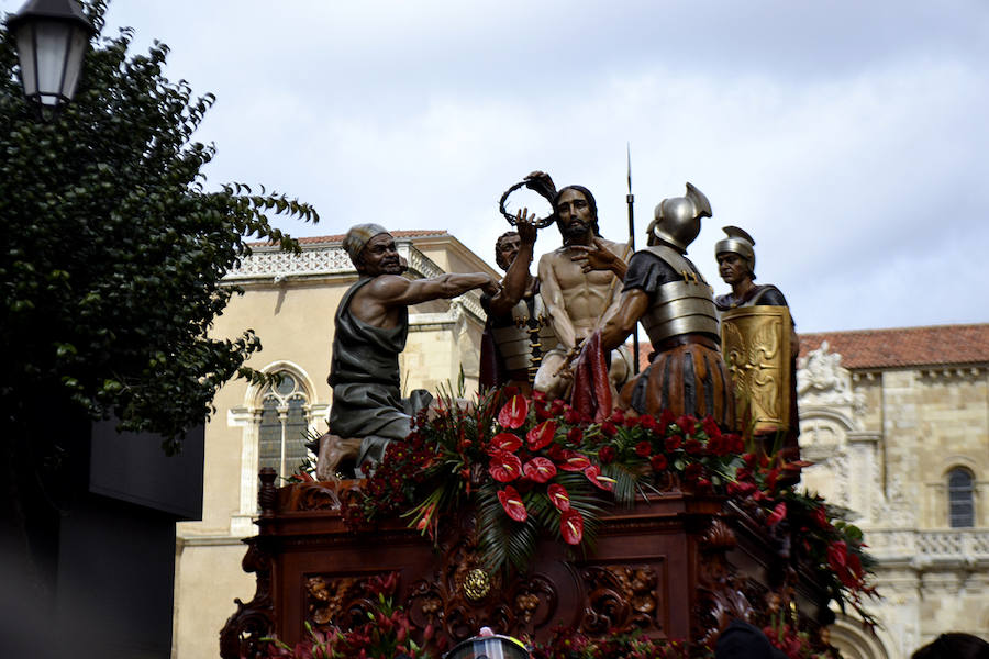 Fotos: La Procesión de los Pasos recorre León