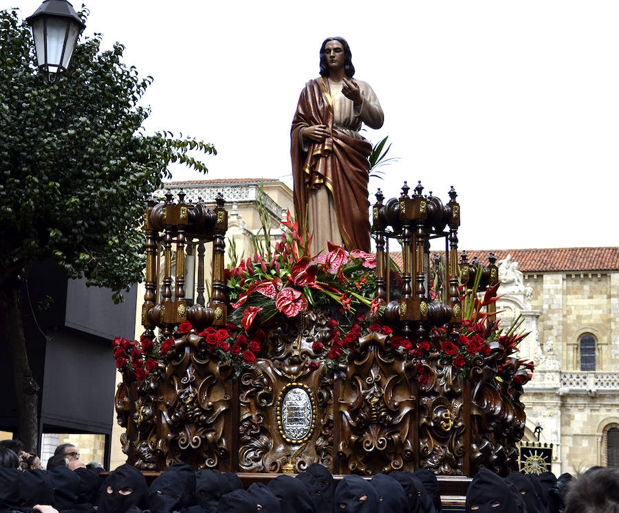 Fotos: La Procesión de los Pasos recorre León