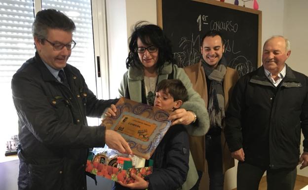 Teresa Mata entrega el premio al ganador, Pablo del Caño.