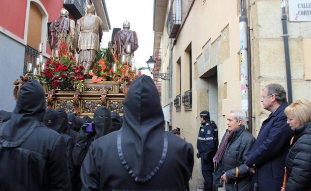 El alcalde de León, Antonio Silván, acude a una procesión.