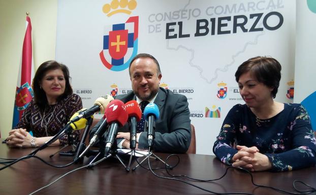 El presidente del Consejo Comarcal, la presidenta de la DO Bierzo y la gerente del Banco de Tierras, en la presentación del balance de la campaña.