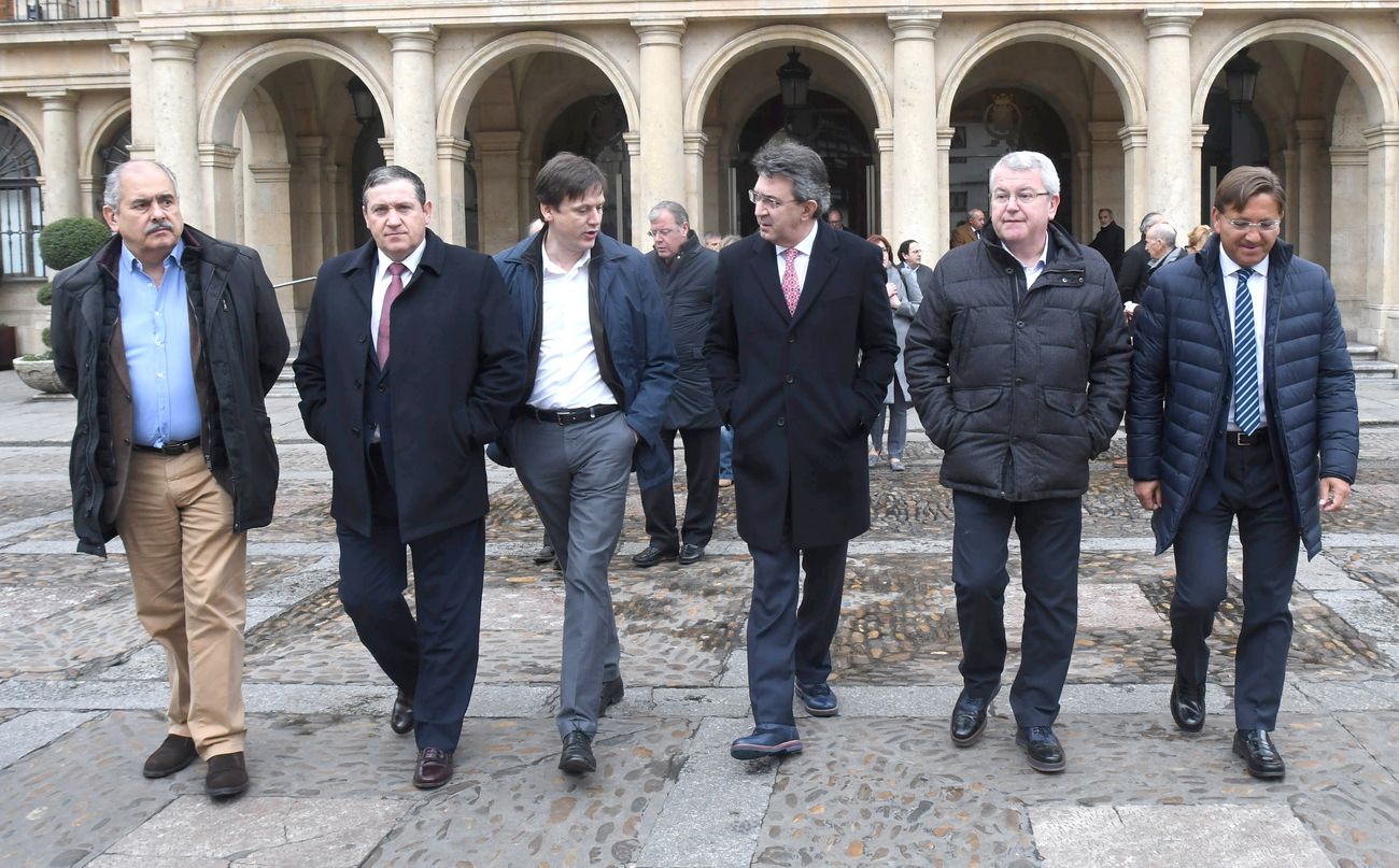 El alcalde de León y el presidente de la Diputación, Antonio Silván y Juan Martínez Majo, reciben al Grupo Territorial de senadores del Partido Popular de Castilla y León