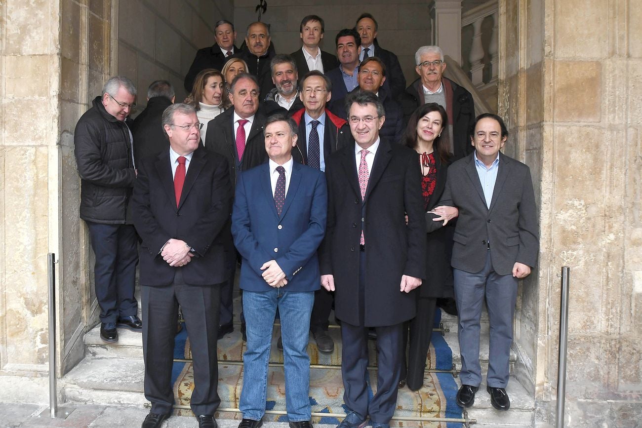 El alcalde de León y el presidente de la Diputación, Antonio Silván y Juan Martínez Majo, reciben al Grupo Territorial de senadores del Partido Popular de Castilla y León