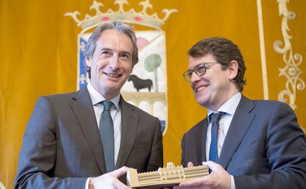 Iñigo de la Serna junto al alcalde de Salamanca, Alfonso Fernández Mañueco.