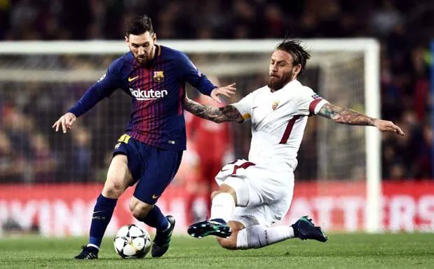 Leo Messi dribla a De Rossi. 