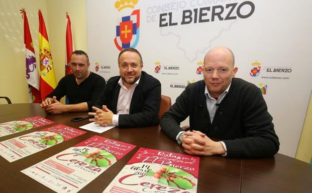 El presidente del Consejo, Gerardo Álvarez Courel (C), junto al alcalde de Corullón, Luis Alberto Arias (I), y el director técnico de los sellos de calidad del Bierzo, Pablo Linares (D), durante la presentación.