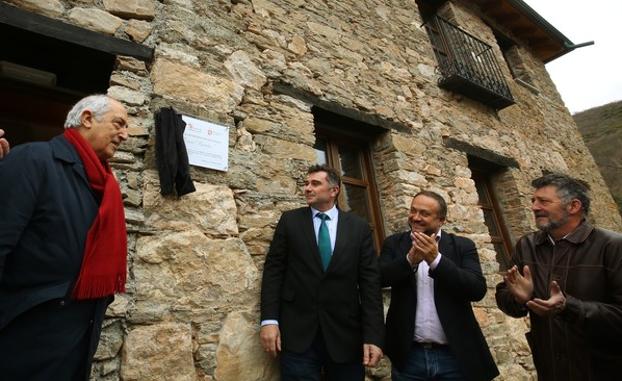 El escritor y excomisario de los Caminos a Santiago de Castilla y León, Manuel Fuentes (3I), junto al alcalde de Priaranza, el presidente del Consejo y el vicepresidente de la Diputación para el Bierzo, durante la inauguración.