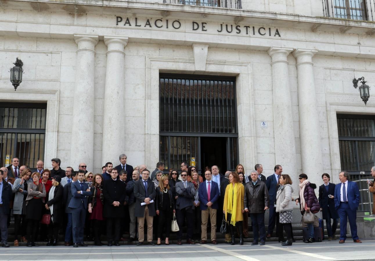 Fotos: Concentración de jueces y fiscales a las puertas de la Audiencia Provincial de Valladolid