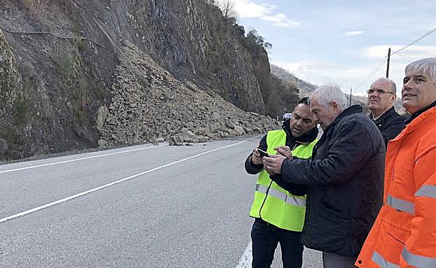 El delegado territorial de la Junta en León, Guillermo García, y el jefe del servicio de Fomento, Juan Francisco Escanciano visitan la zona.