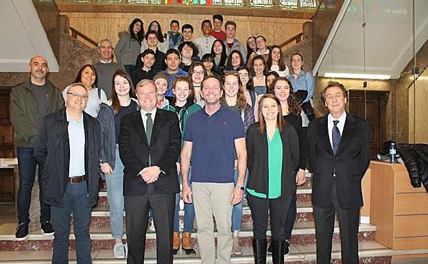 El alcalde recibe a los alumnos de Indiana de intercambio en el IES Legio VII