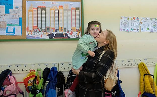 Daniela, en el colegio García Quintana de Valladolid, junto a su madre Mari Carmen. 