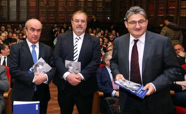 El consejero de Educación, Fernando Rey, junto a Mariano Jabonero, coordinadores del libro 'Sistemas educativos decentes' acompañados del presidente del Consejo Social de la Universidad de Valladolid Óscar Campillo, en la presentación de la publicación.