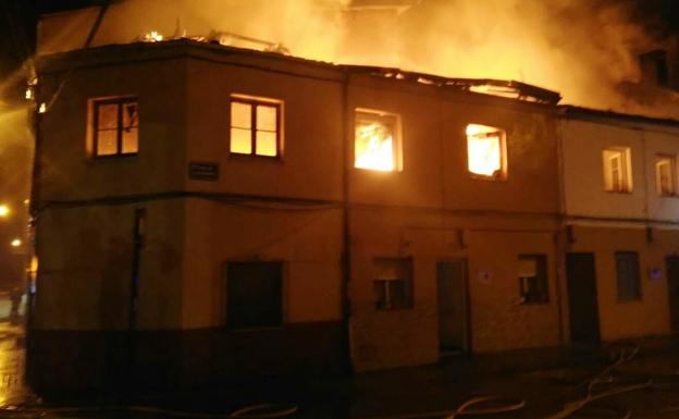 Imagen de las viviendas en llamas.