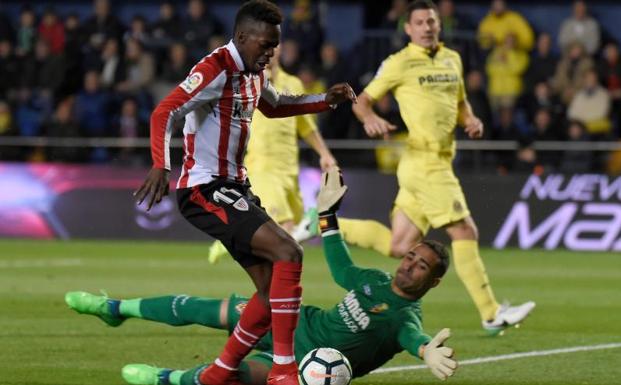 Williams, en una acción ante Sergio Asenjo. 