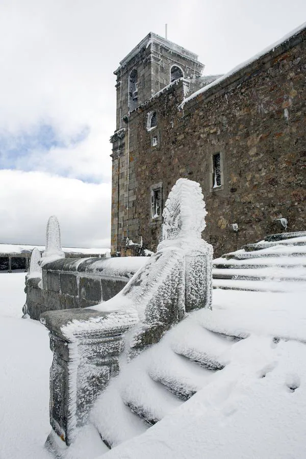 Estampa de la peña de Francia tras las nevadas de los últimos días de abril.