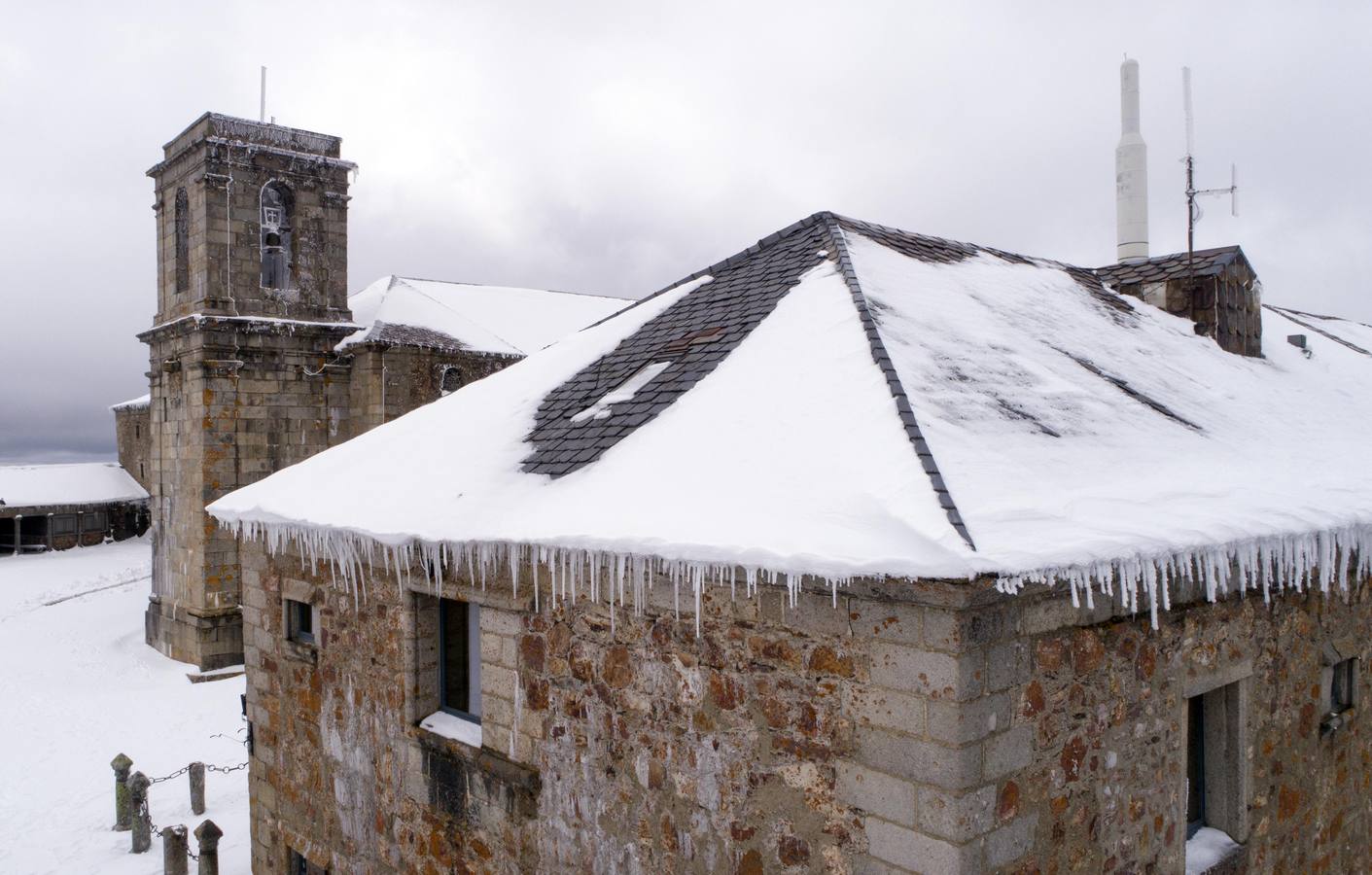 Estampa de la peña de Francia tras las nevadas de los últimos días de abril.