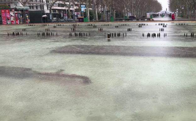 Lluvia en la Plaza de Zorrilla de Valladolid.