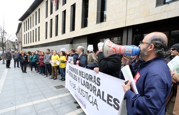El personal de la Administración de Justicia se manifiesta ante la sede judicial de Valladolid para exigir la equiparación salarial respecto a los territorios transferidos. 