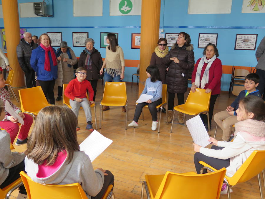 Fotos: Encuentro entre niños y mayores con alzheimer