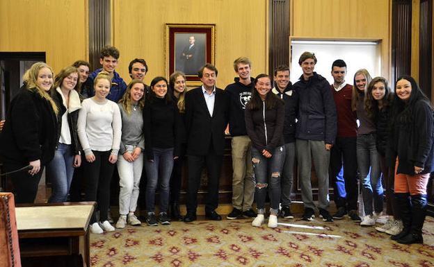 Francisco Javier García-Prieto, junto con los alumnos estadounidenses en León.