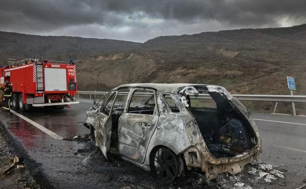 Imagen del vehículo devorado por las llamas.