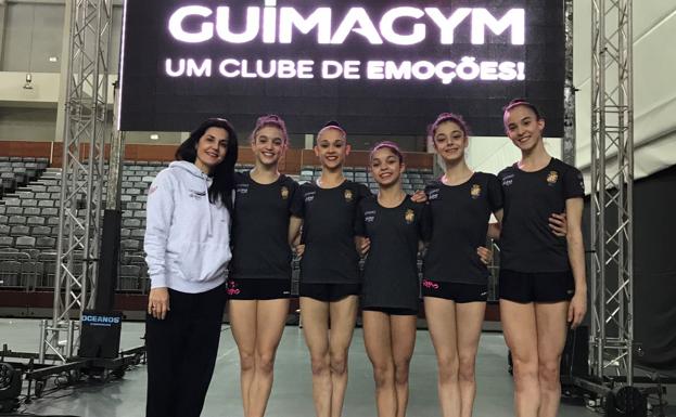 Ruth Fernández, con toda la expedición 'leonesa', en Guimaraes.