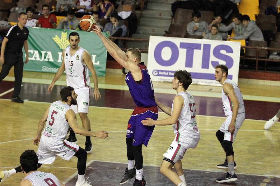 Fotos: Agustinos consuma su descenso ante Plasencia