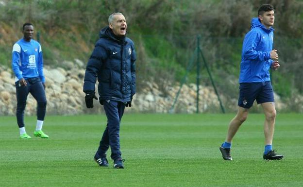 Carlos Terrazas, en un entrenamiento con la Deportiva.