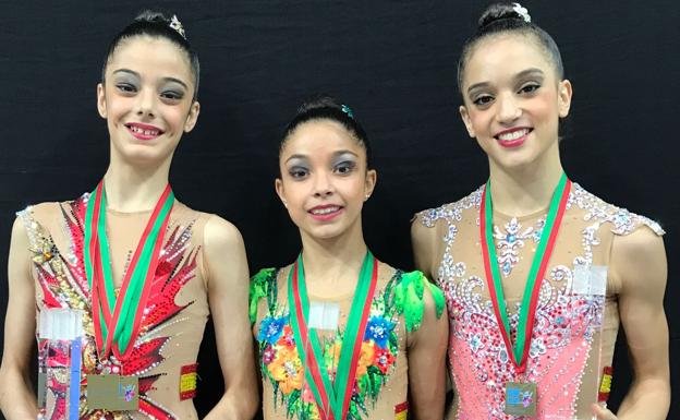 Sara Llana (D), junto a Olatz Rodríguez, Paula Serrano y Clara Vilasánchez.