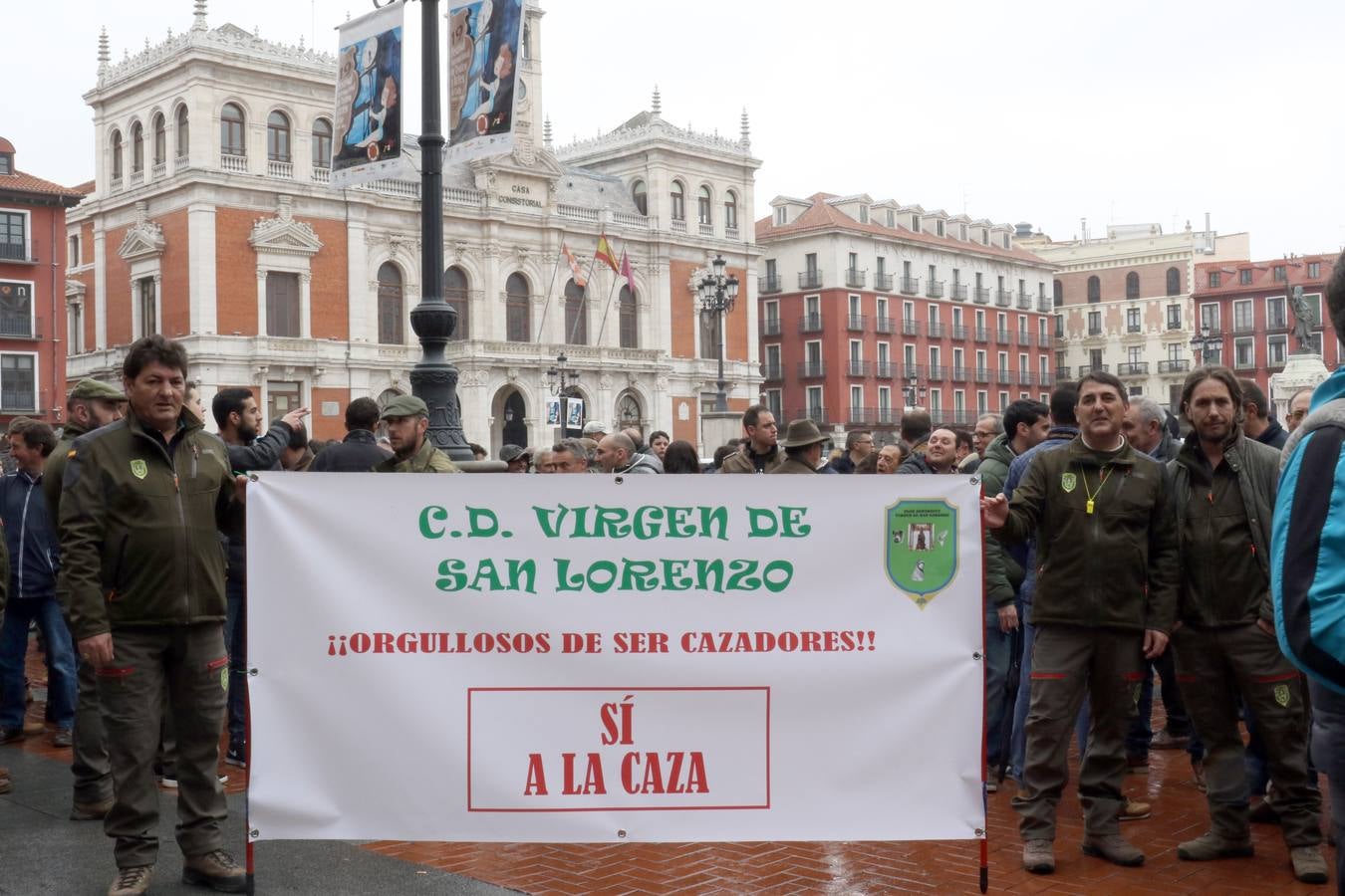 Un millar de personas se han dado cita en la Plaza Mayor para defender la actividad cinegética y contra de la escalada de ataques y provocaciones que, según denuncian, vienen sufriendo por parte de grupos animalistas y ecologistas