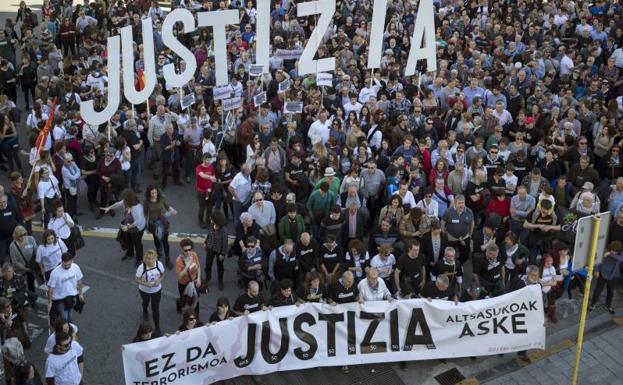 Miles de personas se manifiestan en Pamplona por los ocho procesados de Alsasua.