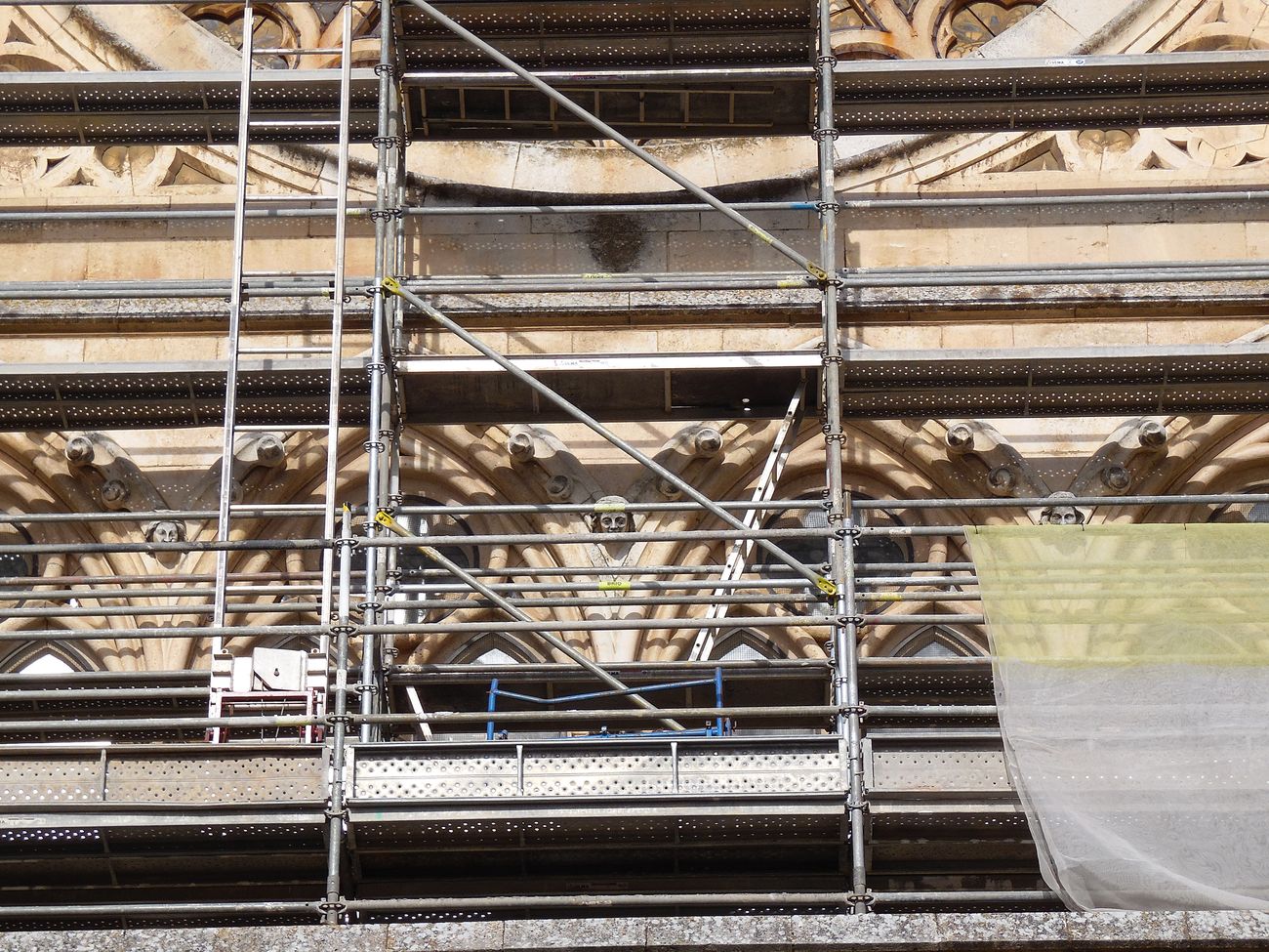 Los andamios en la fachada oeste de la Catedral de León han alcanzado este lunes el rosetón. Las obras de restauración por tiempo indeterminado superan los 300.000 euros