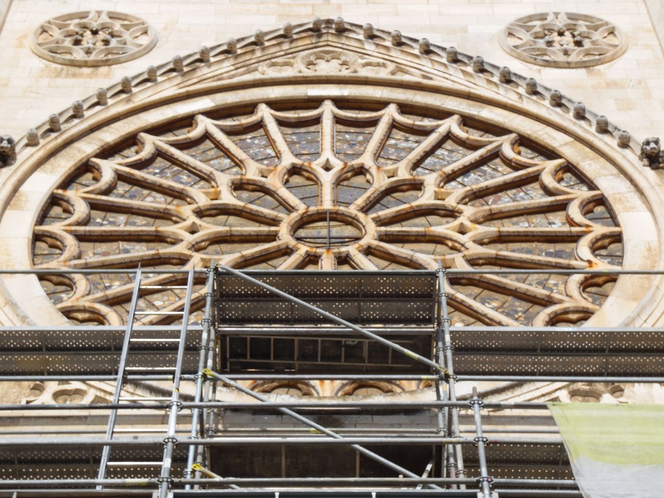 Los andamios en la fachada oeste de la Catedral de León han alcanzado este lunes el rosetón. Las obras de restauración por tiempo indeterminado superan los 300.000 euros