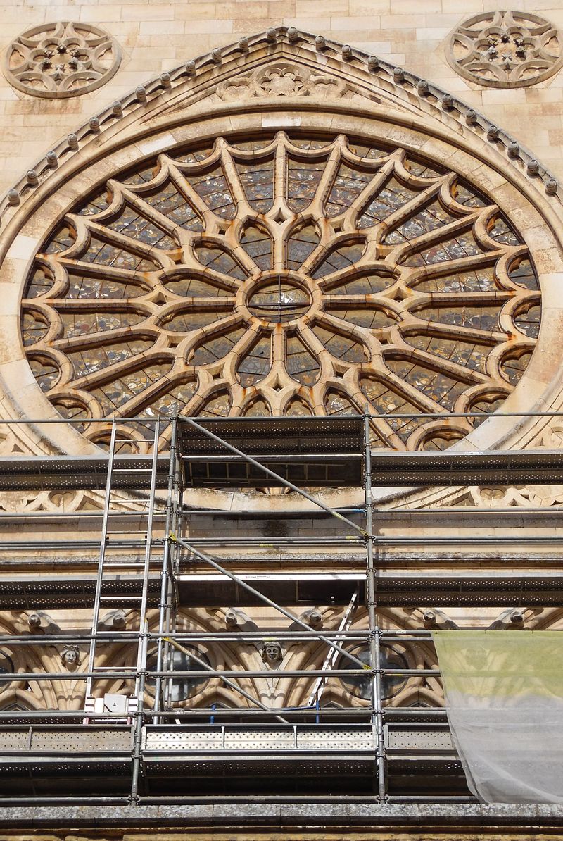 Los andamios en la fachada oeste de la Catedral de León han alcanzado este lunes el rosetón. Las obras de restauración por tiempo indeterminado superan los 300.000 euros