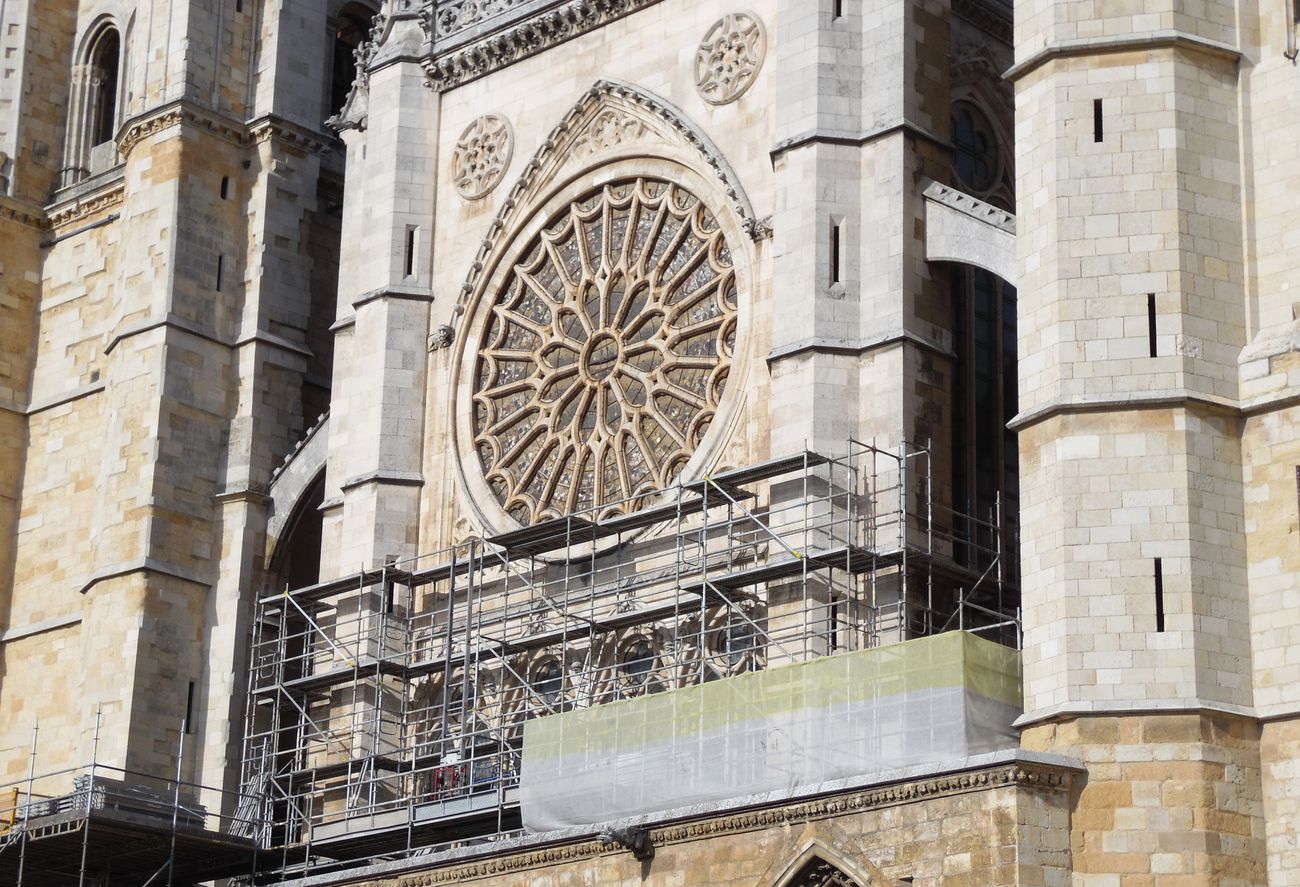 Los andamios llegan al rosetón de la Catedral de León, cuya restauración se extenderá a lo largo de los próximos meses