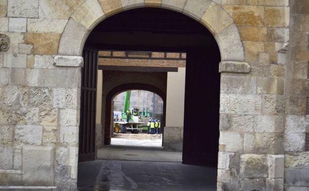 Galería. Imagen de las grúas, este lunes, ante el futuro museo de la Semana Santa.