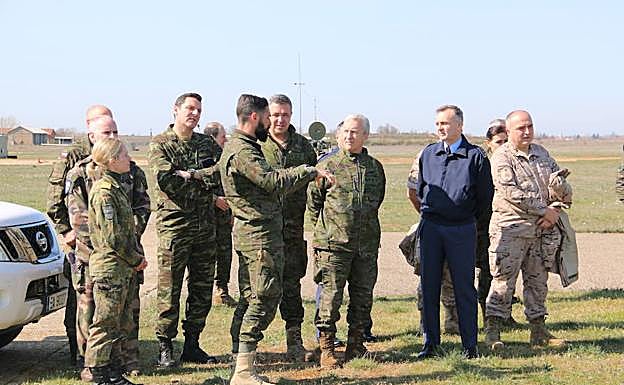Galería. Miembros del Ejército Alemnán o Checo supervisan las pruebas del primero geodron. 
