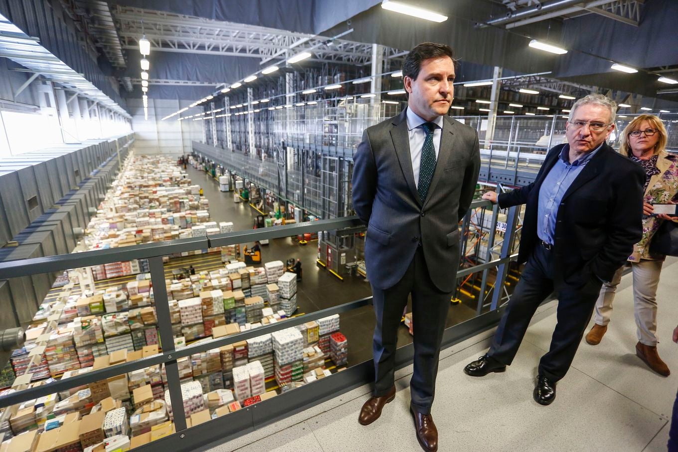 El portavoz del Grupo Parlamentario Popular de las Cortes de Castilla y León, Raúl de la Hoz, visita el Bloque Logístico de Mercadona en Villadangos del Páramo (León) acompañado por el director de Relaciones Externas de Mercadona en Castilla y León, Julio Casado y de otros procuradores.