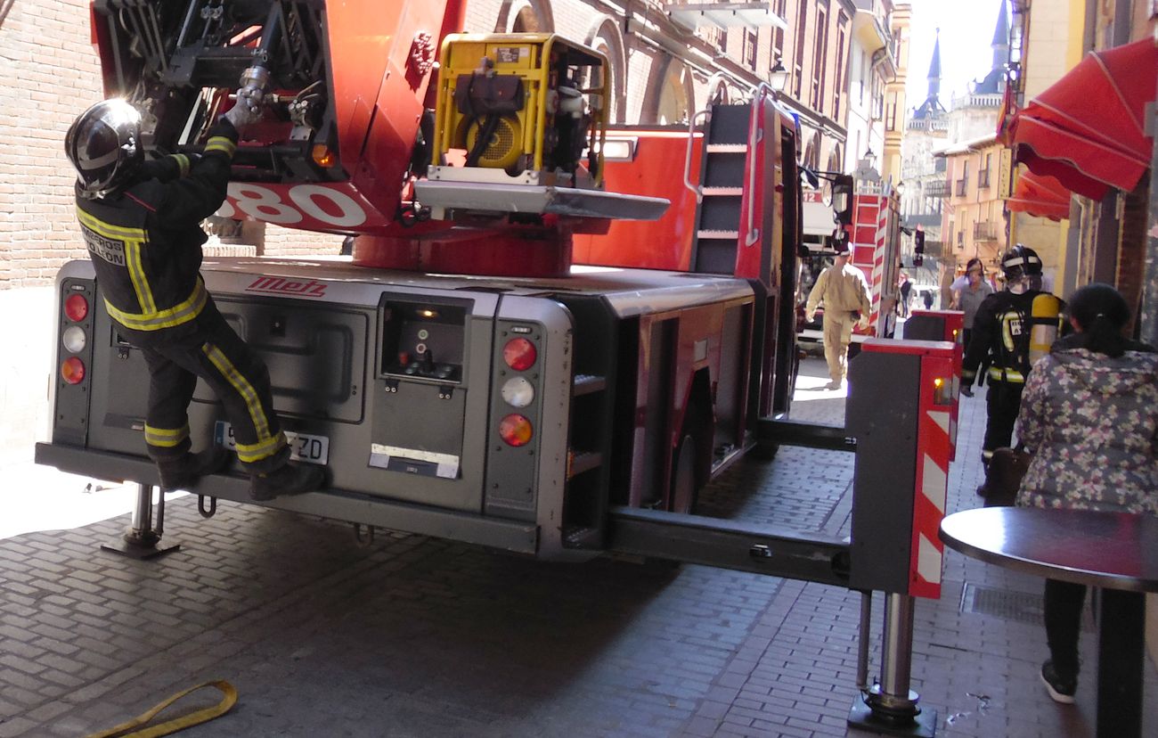 Bomberos de León han tenido que intervenir este miércoles en la calle Mariano Domínguez de Berrueta ante el temor a un posible incendio