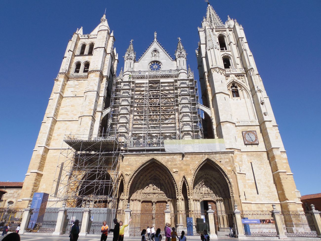 Un andamio gigante ha recubierto este miércoles por primera vez el rosetón principal de la Catedral de León